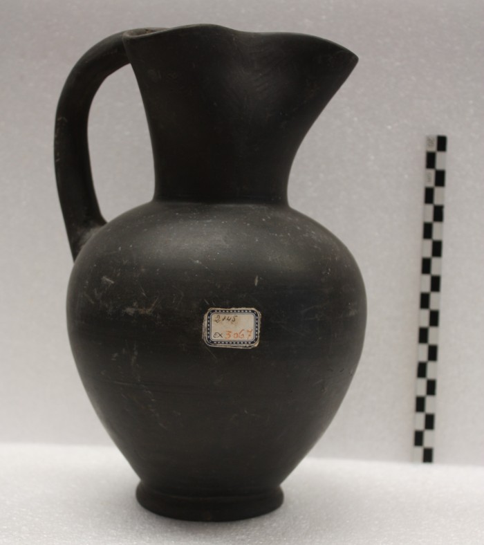 oinochoe trilobata in bucchero