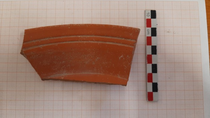 Frammento di orlo di piatto modanato