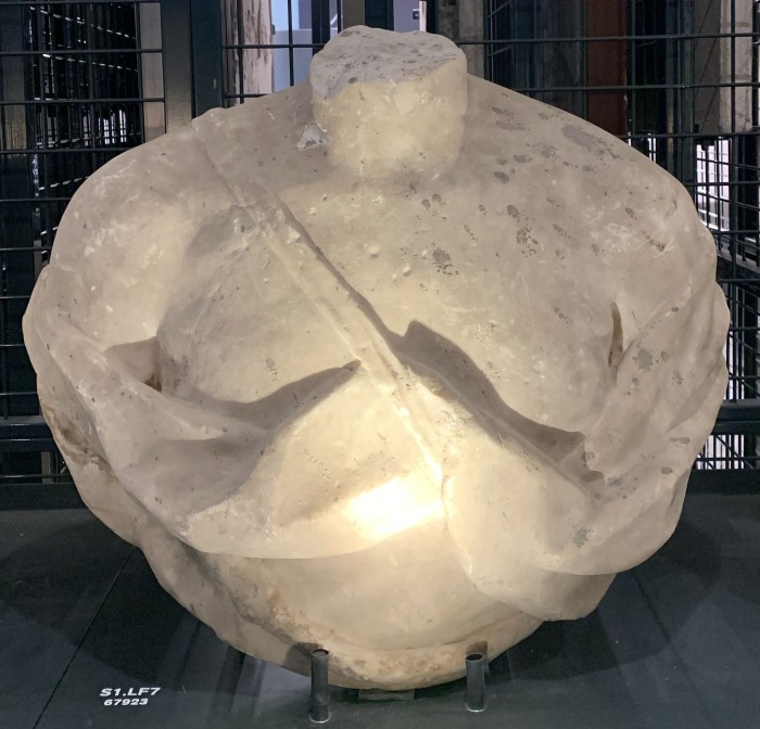 frammento di statua maschile panneggiata