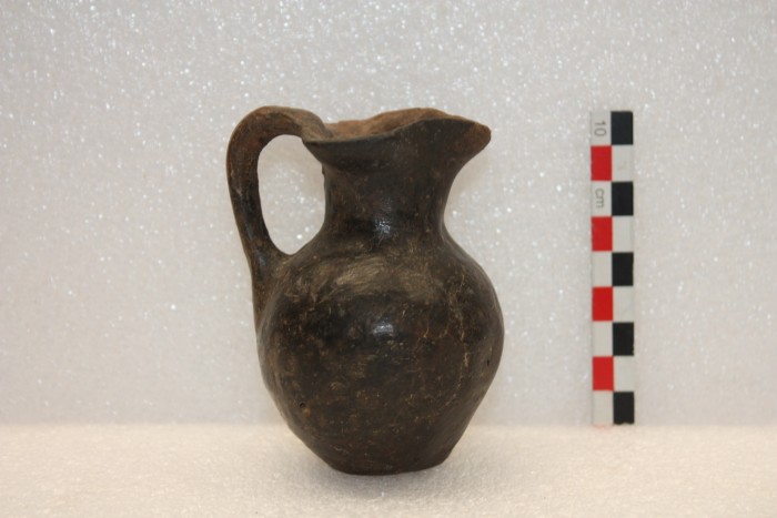 oinochoe trilobata