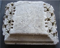 frammento di cornice marmorea modanata