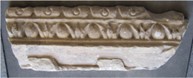 frammento di cornice marmorea modanata