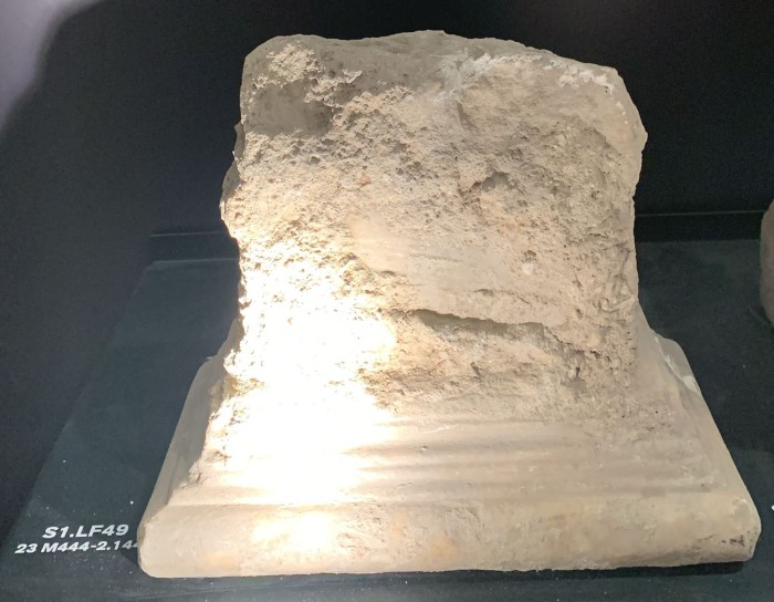 base di pilastro (?) marmoreo