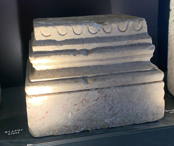 base di pilastro marmoreo