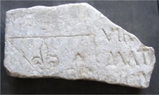 frammento di lastra marmorea