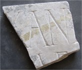 frammento di lastra marmorea