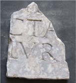 frammento di lastra marmorea