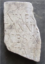 frammento di lastra marmorea