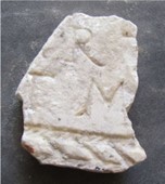 frammento di lastra marmorea