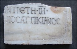 frammento di lastra marmorea con iscrizione in greco
