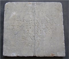lastra funeraria marmorea con iscrizione