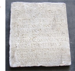 lastra funeraria marmorea con iscrizione