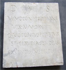 lastra funeraria marmorea con iscrizione
