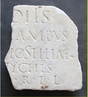 frammento di lastra marmorea funeraria con iscrizione