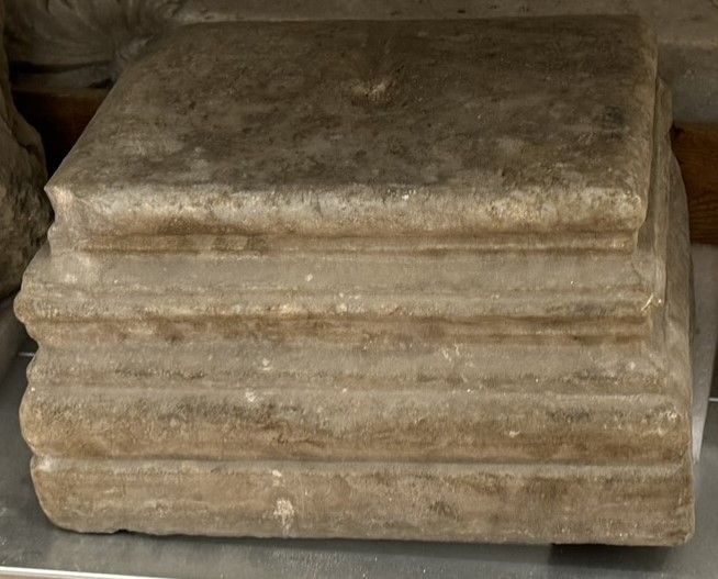 base di pilastro marmoreo