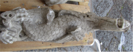 scultura marmorea di grifo alato