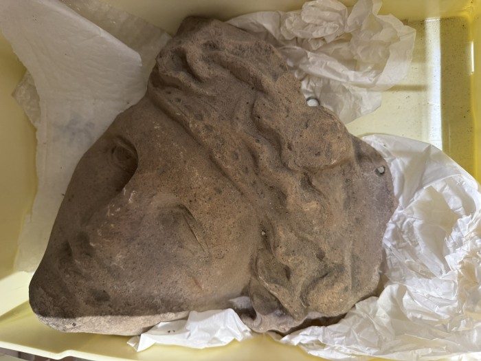 volto frammentario in terracotta