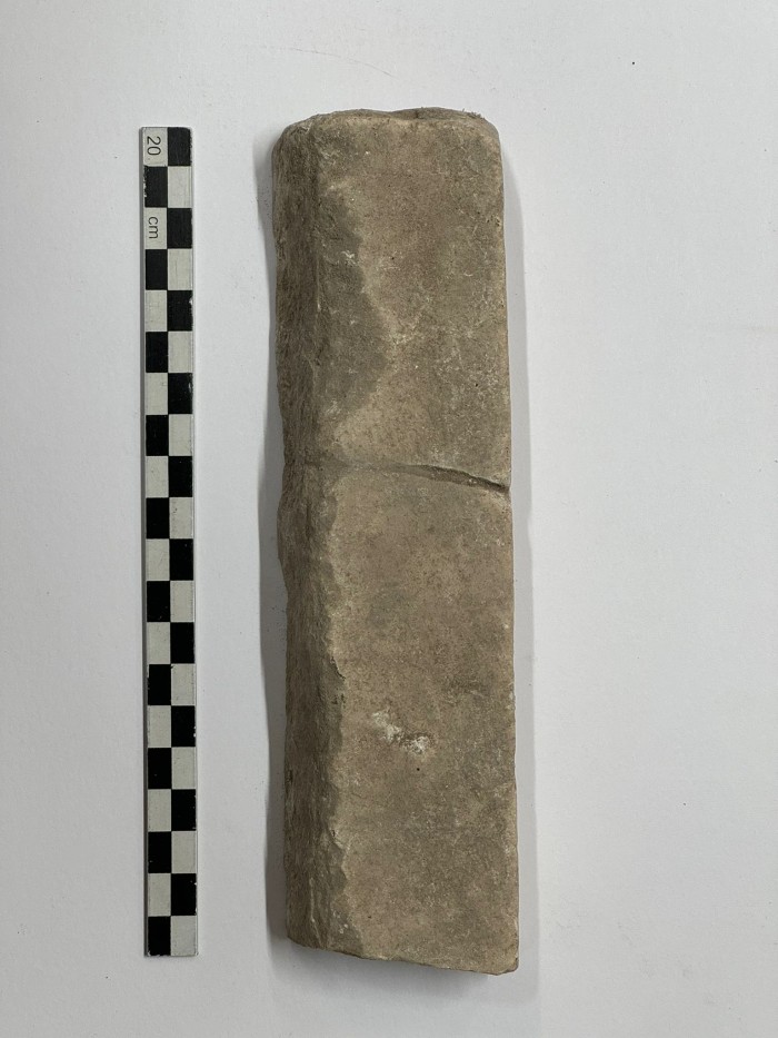 frammento di elemento architettonico marmoreo