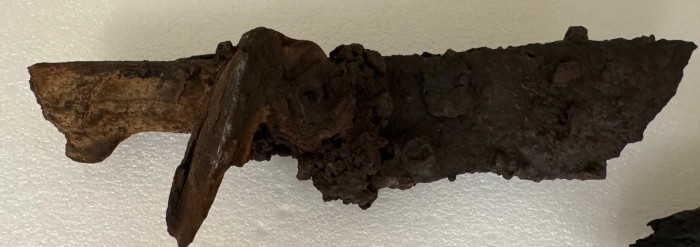 roncola in ferro con immanicatura lignea