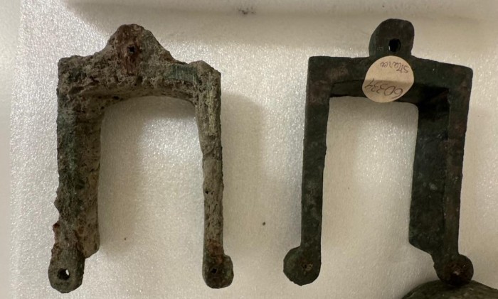 Due salvaspigoli in bronzo