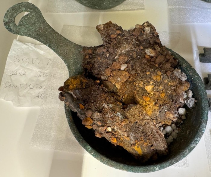 patera in bronzo con concrezione di ferro