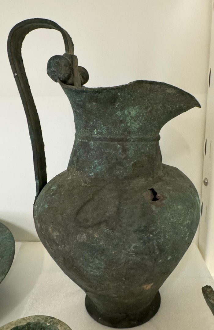 oinochoe trilobata in bronzo