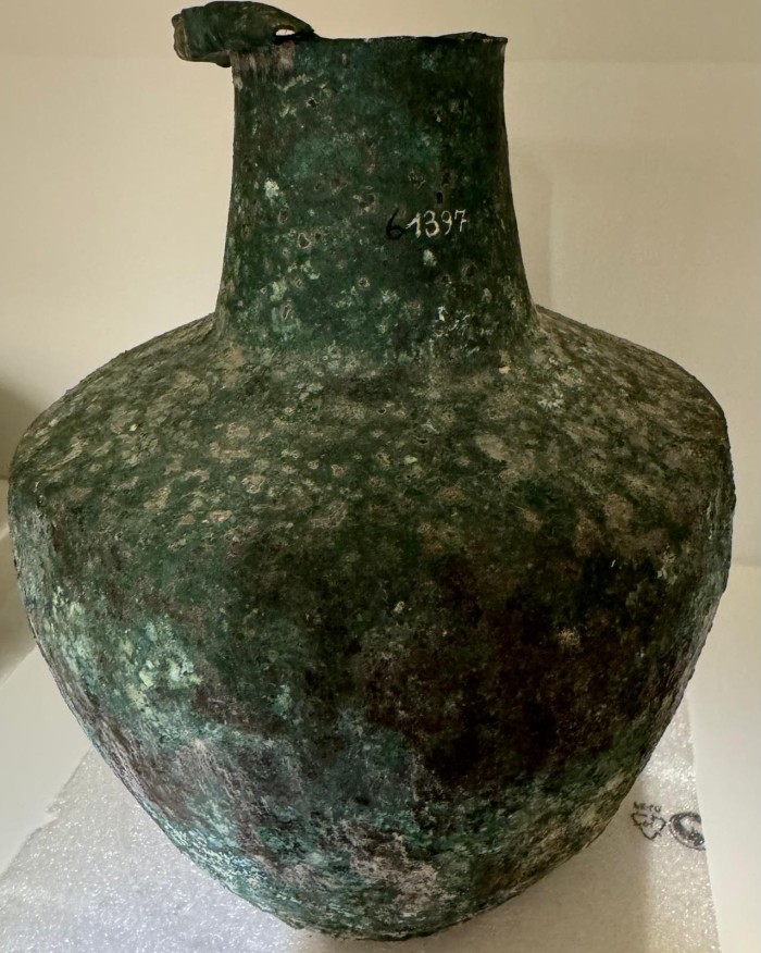 Oinochoe in bronzo