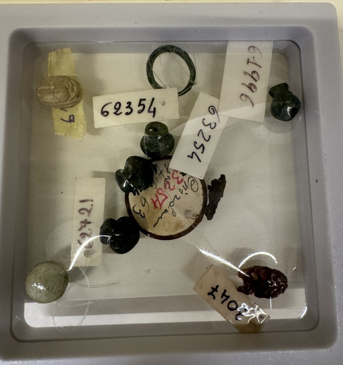 elementi di ornamento in bronzo; vaghi di collana