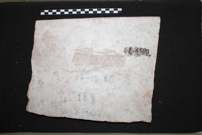 frammento di laterizio di copertura