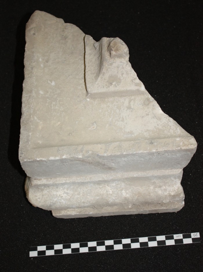 frammento di cornice marmorea modanata