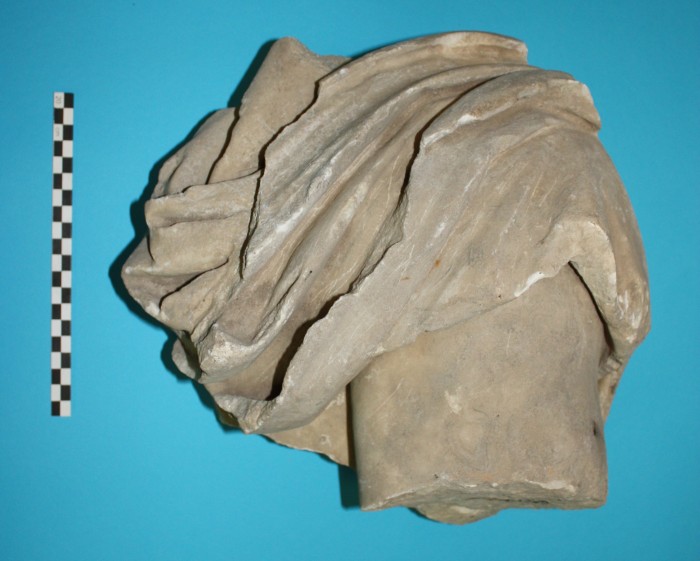 frammento di statua virile in marmo bianco