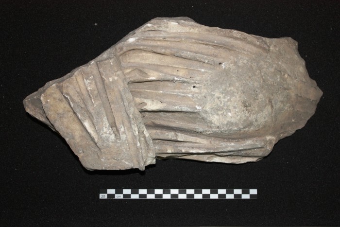 frammento di statua femminile in marmo bianco