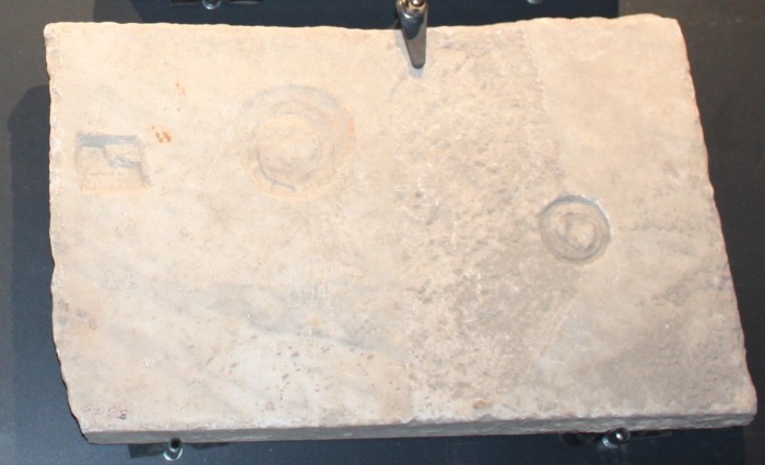 frammento di lastra marmorea