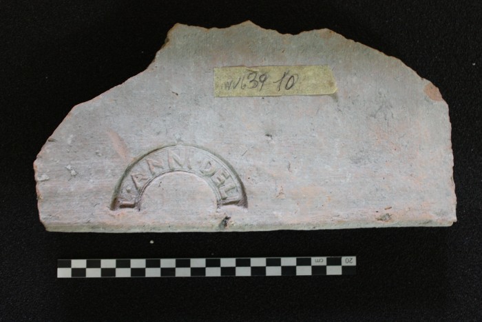 frammento di laterizio di copertura