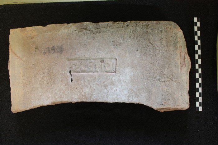 frammento di laterizio di copertura